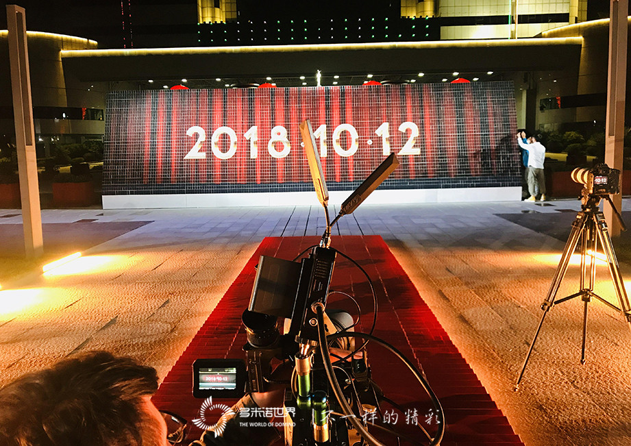 美侖美奐多米諾骨牌秀開場，金鷹女神華麗登場